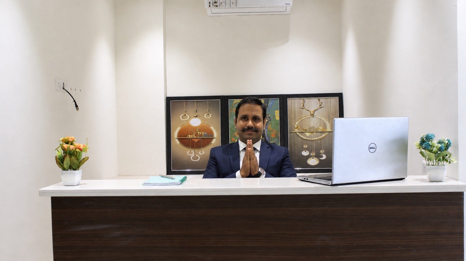 Front desk at Hotel Sez Park