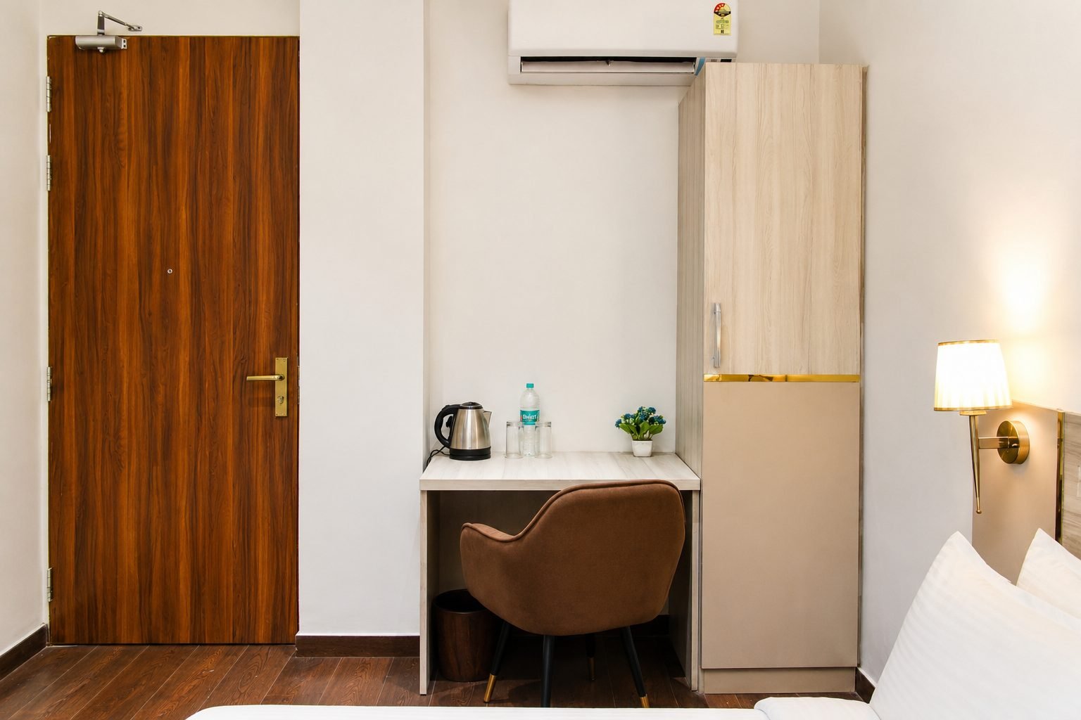 Room entry with wardrobe and desk